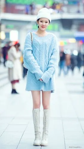 美女用白色高筒靴搭配出现代感,时髦又好看