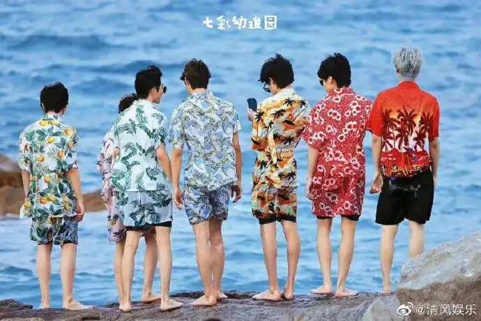 时代少年团三亚玩沙滩排球路透#时代少年团团综录制最新路透,海边屯