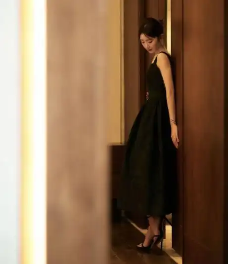 毛晓彤晒性感美照穿黑色吊带裙秀魔鬼身材蝴蝶背太抢眼