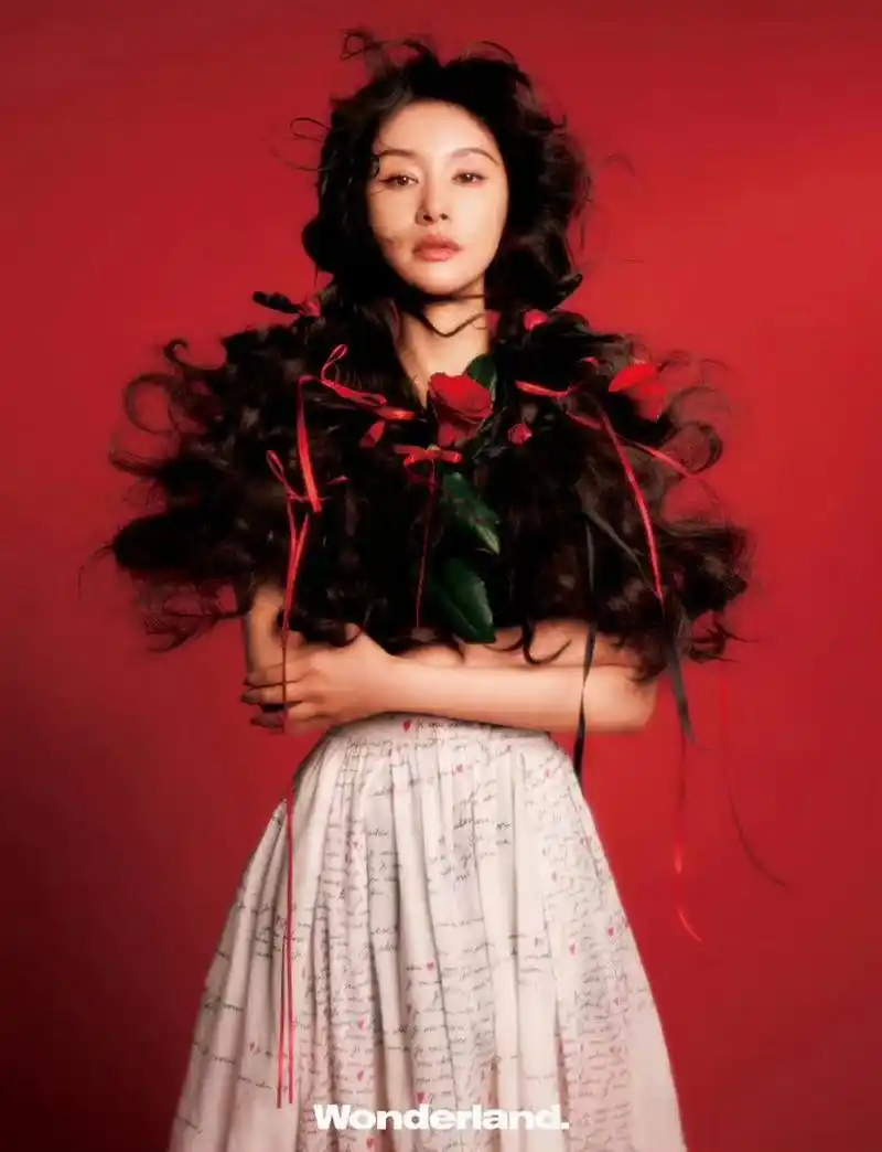 王子文这个海藻般卷发造型很有个性