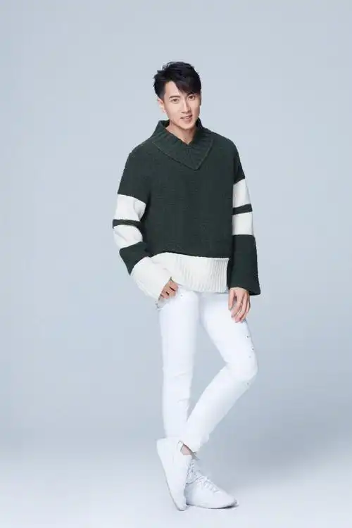 吴尊冬日写真,墨绿色毛衣搭配白裤子,帅气又温暖