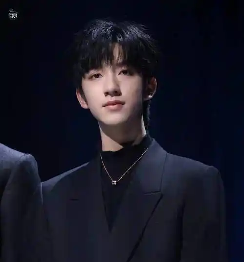 原创贺峻霖第二波大动作来了粉丝把露额头发型焊在头上