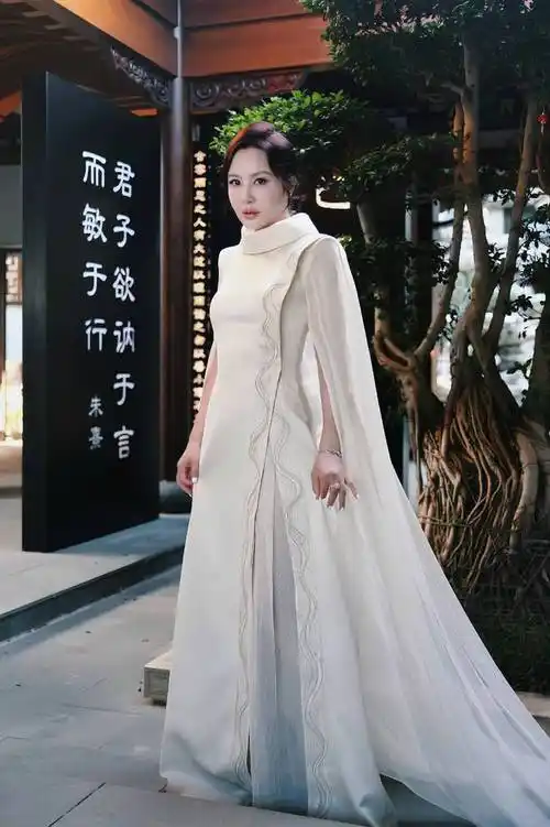 陶红出席丝绸之路国际电影节 简约造型再次美出新高度|演员|唱片|古典