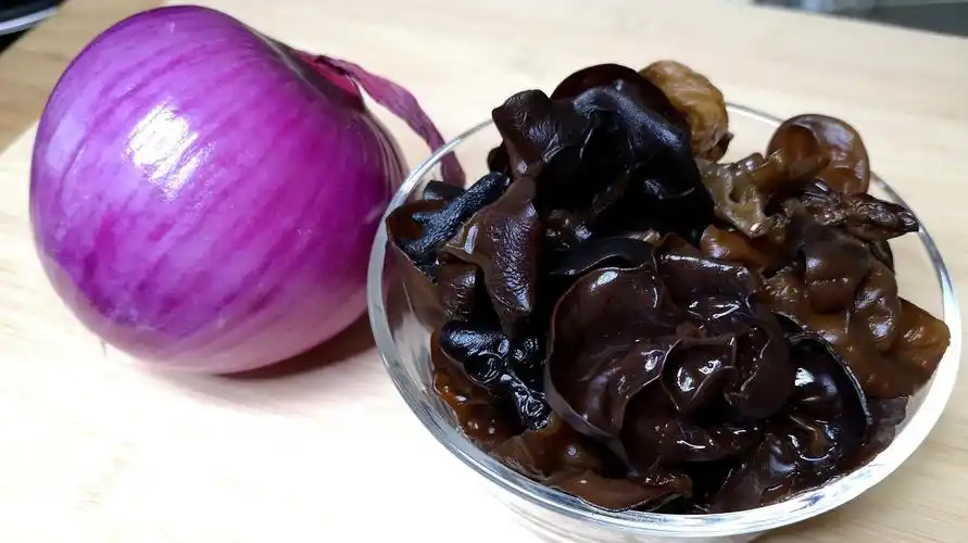 木耳吃了三十年,这种做法吃着最过瘾,加1个洋葱,好吃又解馋