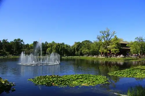 万里晴空中的圆明园遗址公园风景美如画