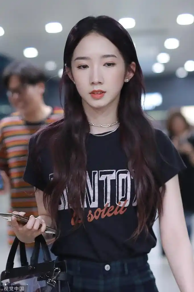 孟美岐黑t 绿格纹长裤面无表情扮酷