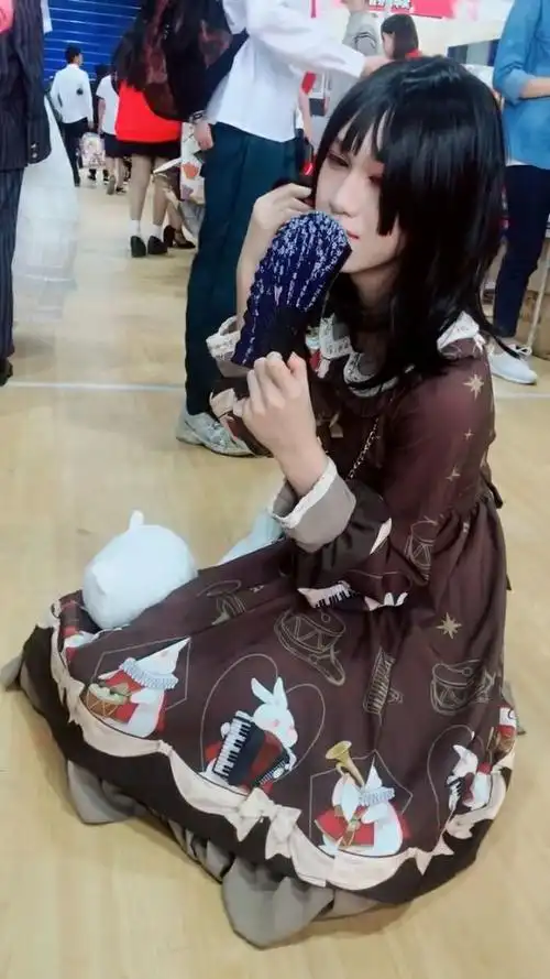 这个小哥哥穿上女装真漂亮,没想到男生也可以这么可爱