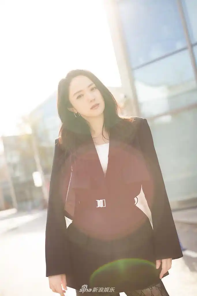 董璇西装造型知性干练腰身纤细盈盈一握