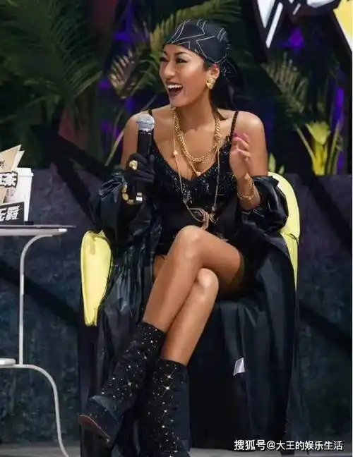 原创吉克隽逸性感近照曝光大秀马甲线和10年前比白了好几个度