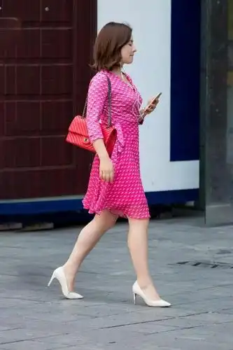 hello,大家好呀,今天小编又来给大家分享关于高跟鞋的时尚搭配,有没有