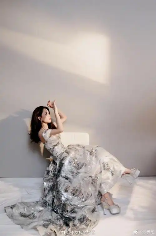 陈乔恩一袭水墨色亮片长裙露香肩锁骨气质性感大方