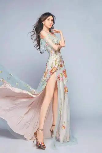 萧蔷身着穿开叉长裙02大秀美腿