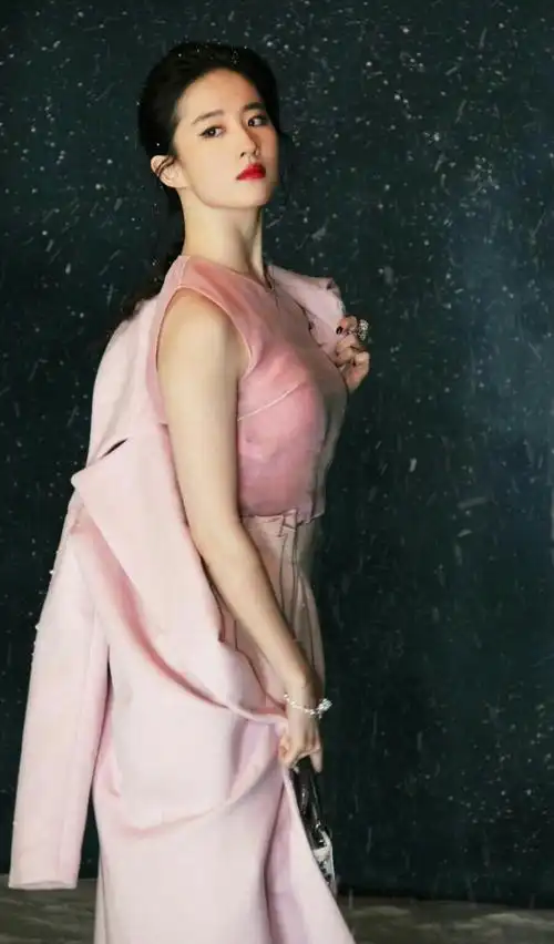 刘亦菲复古白色衬衫搭配黑色长裤一身干练装扮也能轻松美成仙