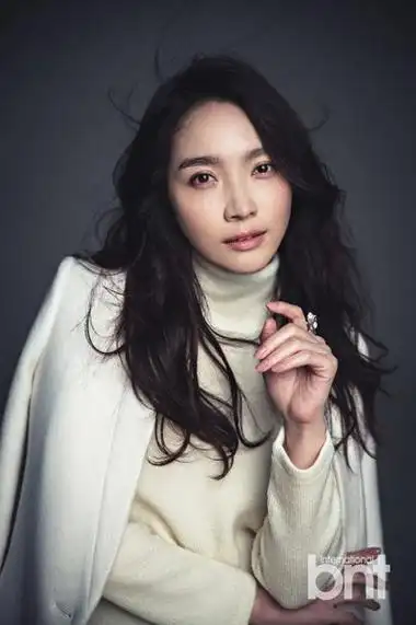 李敏英并没有一张整形脸,在事业上一直非常努力,在韩国的知名度相当高