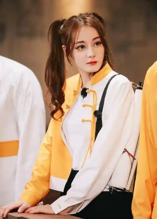 原创迪丽热巴上节目终于绑辫子高扎双马尾嫩得像学生27岁美回17岁