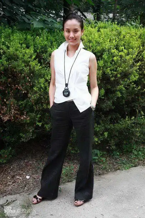 p>李颖,1966年4月15日出生于上海市,中国内地女演员.