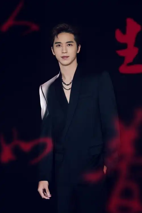 许魏洲新国风大片##许魏洲又双叒穿真空西装了