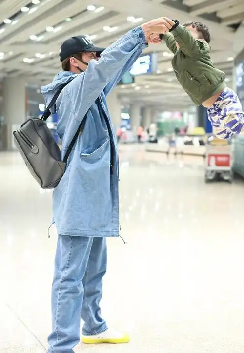 马天宇短裤(马天宇全身浅蓝色牛仔)(2)