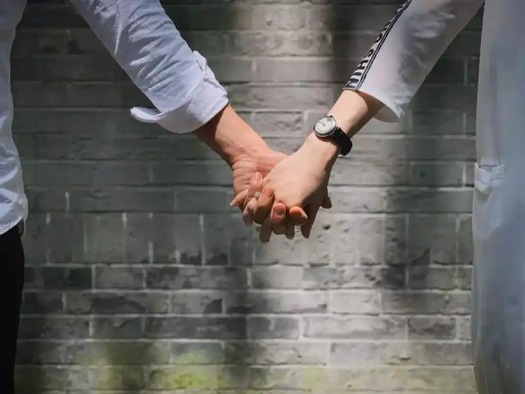 看完中年夫妻花式秀恩爱大法,你发的朋友圈照片能高级100倍