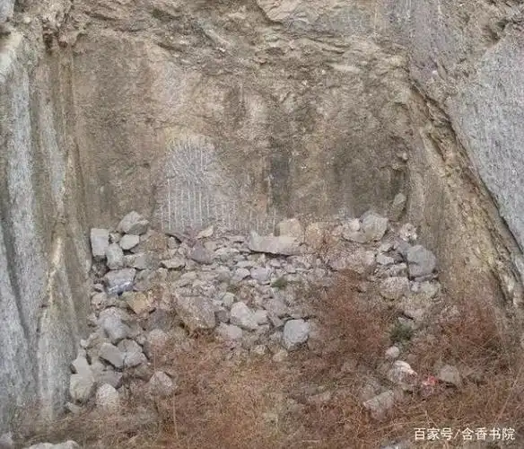 黄巢几乎要将墓道挖开时,狂风大作,暴雨倾盆,民间传说有言,武则天死后