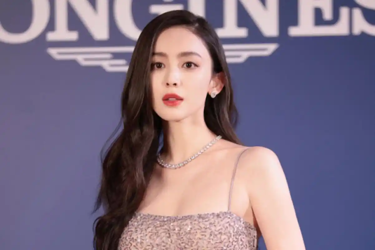 未来她还将带来更多惊喜.[原文:古力娜扎抹胸裙造型出席上.