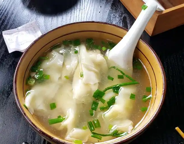 清汤抄手.其实就是我们这里的馄饨.