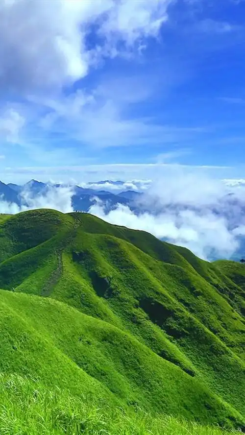 蓝天白云绿色高山