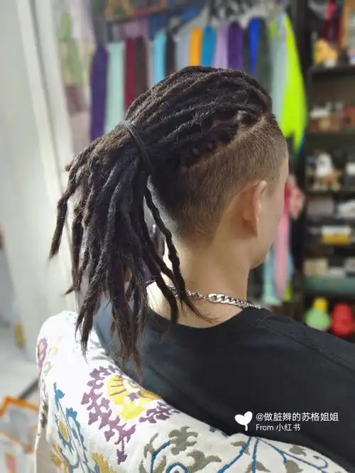 是靠时间养出来的真发脏辫任凭任何纤维发丝和手法的制作也不可能模仿