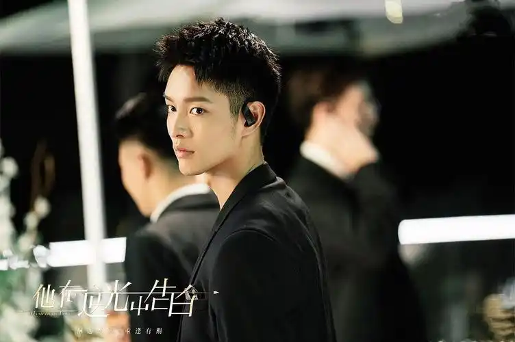 他在逆光中告白五年重逢再续情缘高冷型男与精灵丫头来袭