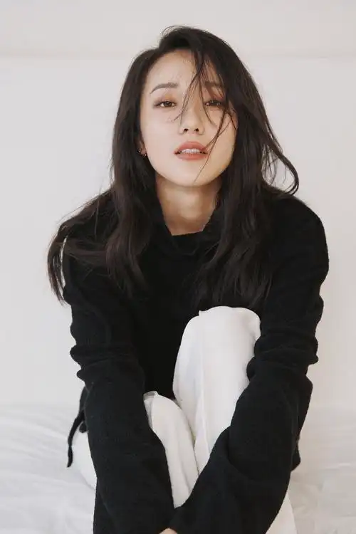 p>王人可,原名王玮,1997年3月5日出生于青岛,中国内地女演员.