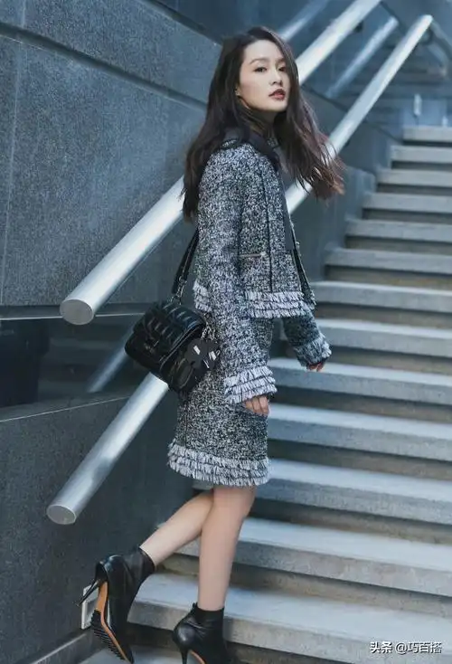 李沁"偷懒式"冬季穿搭很好学,装扮简约接地气,全靠围巾来拯救