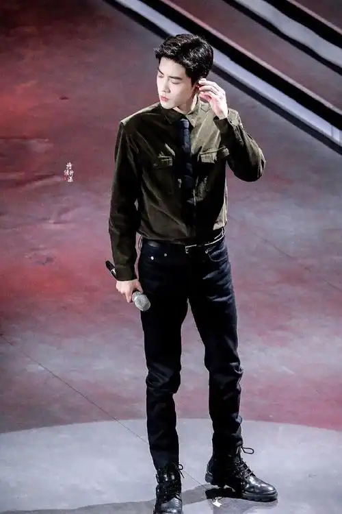肖战卡其色穿搭上班路透##肖战机场路透