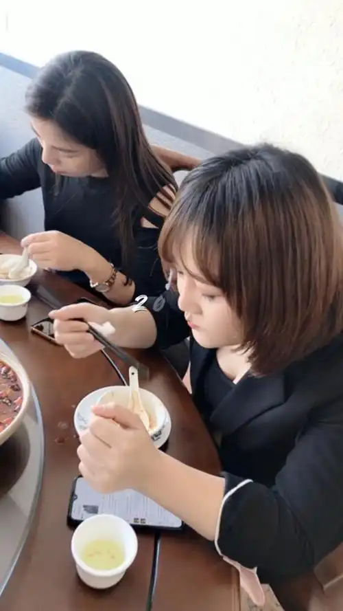 这几个女人干啥,啥不行 吃饭第一名 吃美食是我20多年来 唯一坚持做的