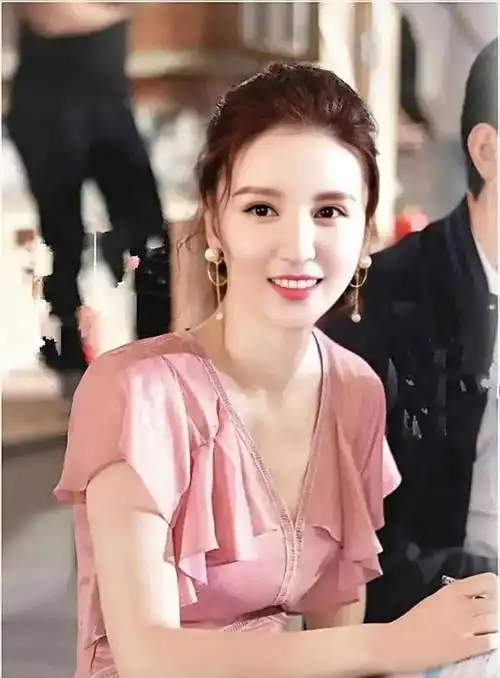 张萌中国内地女模特演员制片人主持人钢琴教师歌手