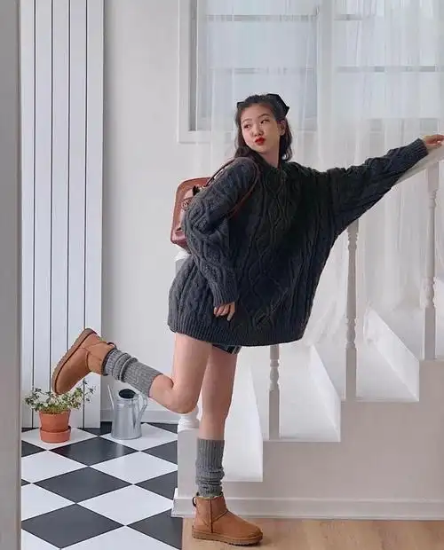 2023冬天火了一种穿搭叫:"雪地靴 袜套",保暖时髦,还显腿长插图1