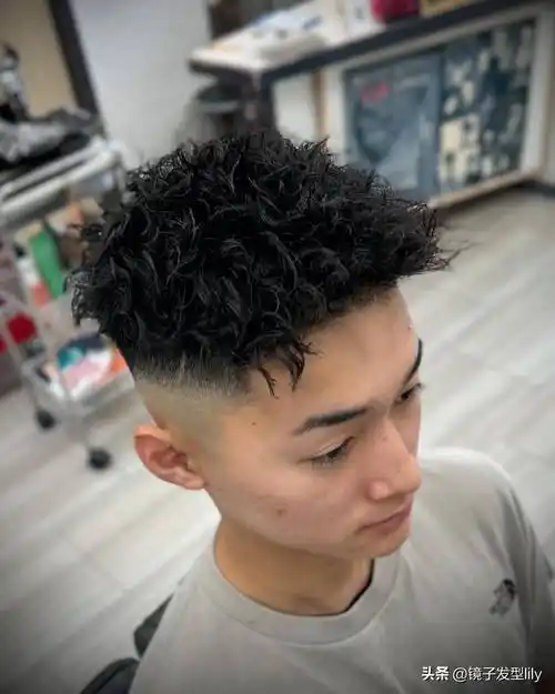 二,周边铲短锡纸烫对于脸型较长的男士,可以选择将头顶的头发留得稍长