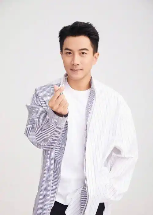 原创原创46岁刘恺威罕见现身颜值回春帅到不敢认与7位大长腿美女开