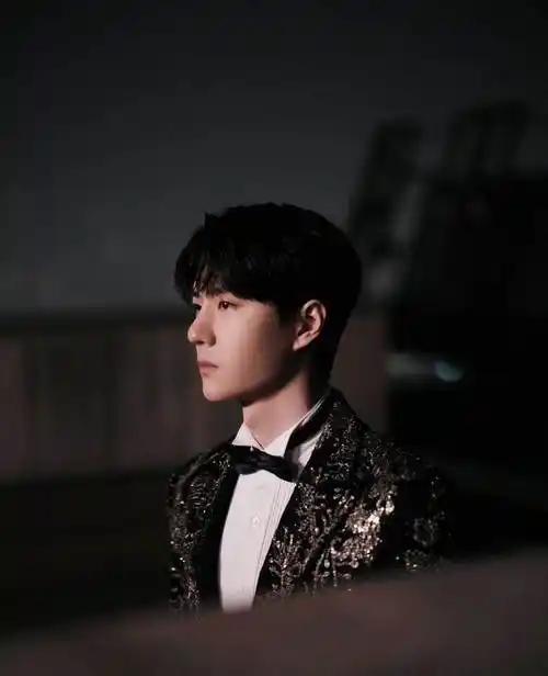 竞品同图是大忌,偏偏这组手势是王一博亲自设计的,李宁也有!