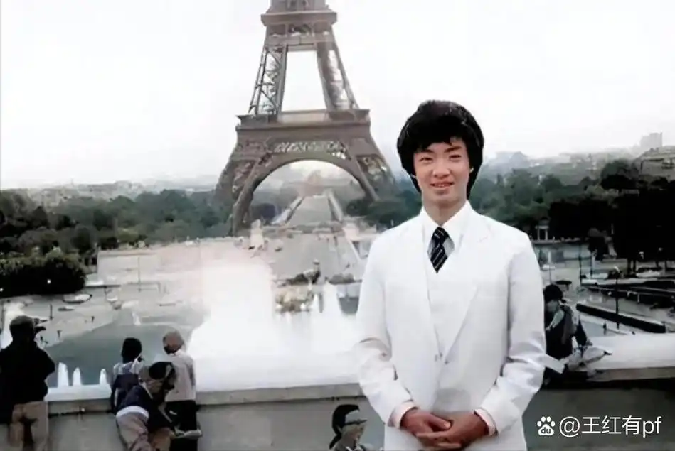 金星变性前的最后一张男儿身照片  站在埃菲尔铁塔下,金星的笑容比