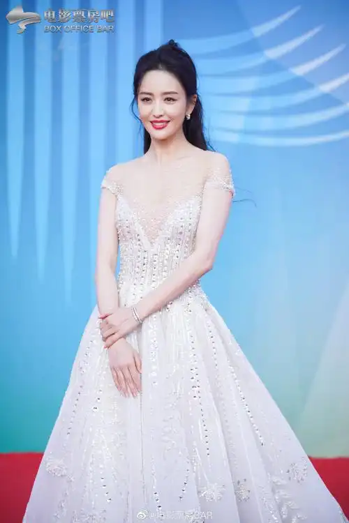 佟丽娅白色公主裙##海影节闭幕式红毯##海南岛国际电影节闭幕式红毯