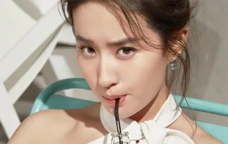 叫做迪丽热巴·迪力木拉提,按照新疆的传统要在自己的名字后面加上