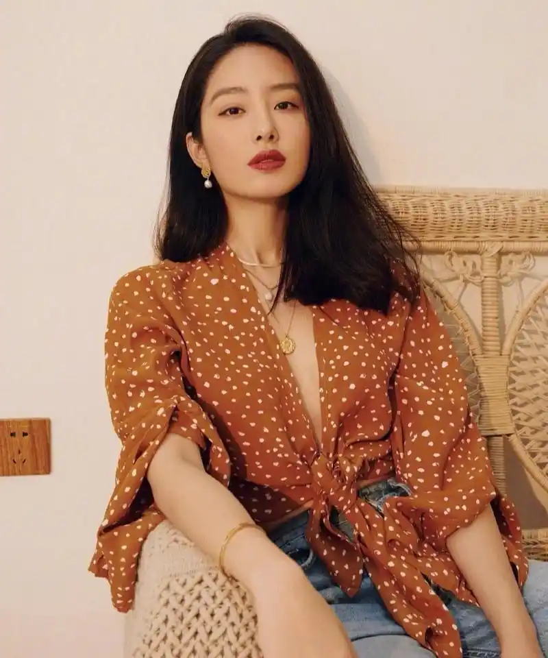 杨采钰气质好绝,看她的早秋私服穿搭,让你秒变潮酷girl!