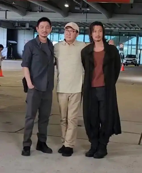 刘德华62岁开机新片,与谢霆锋同框惊艳无比!身高暴露真相!