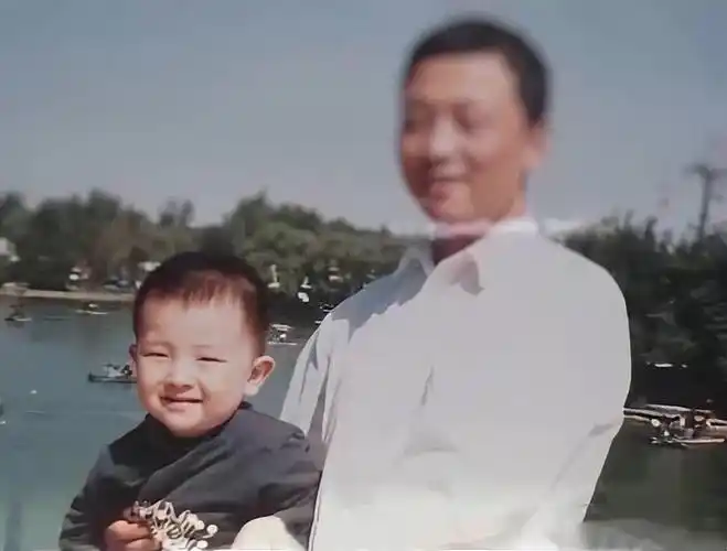 邓伦儿时留影_腾讯新闻