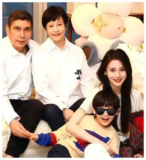 个温馨幸福的画面杨颖和她的父母以及长期被严格保护隐私的儿子小海绵