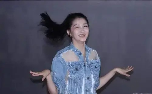 关晓彤又胖了,身材粗壮,满脸是肉,网友:这次胖了不止10斤吧