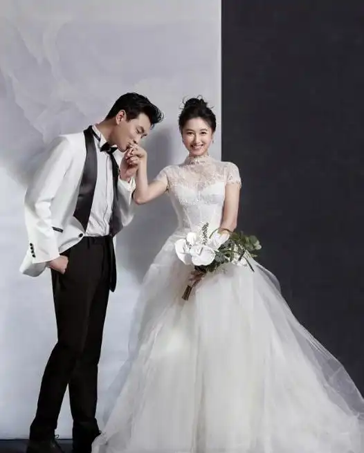 8月8日,王彦霖与老婆艾佳妮婚纱大片曝光,据艾佳妮透露,这组婚纱照是