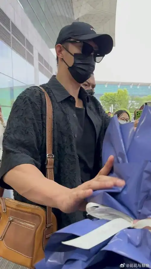 黄景瑜超话#黄景瑜烟花少年#hjy#黄景瑜张小满#  今天时间仓促,在机场