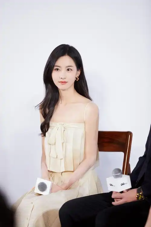 陈都灵穿抹胸吊带裙出席活动 灵动可爱娇小温柔_娱乐八卦-vip解析