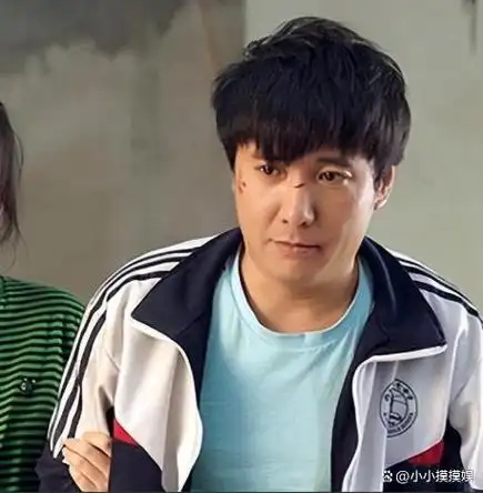 沈腾陪妈妈三亚过妇女节腾哥穿红色花衬衫出镜生活好惬意